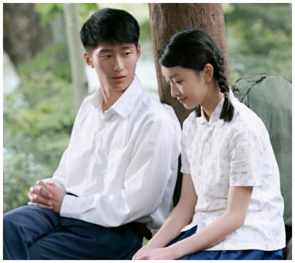 张艺谋导演10年前的电影《山楂树之恋》,一举捧红了周冬雨和窦骁两个