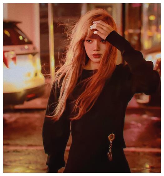 lisa舞台表演燃炸全场,看到镜头下的她,真实颜值一目了然