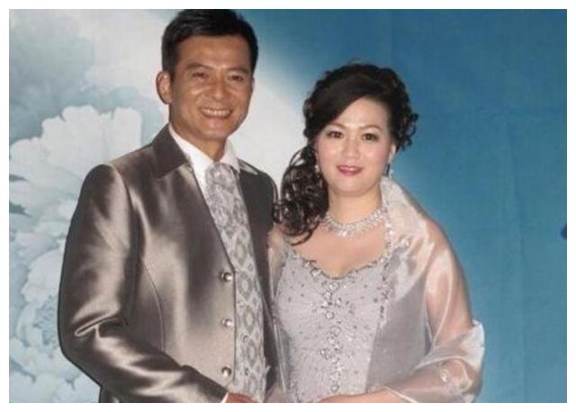 相伴40年的人离世,伤心总是难免的,希望黄日华节哀,也希望梁洁华下