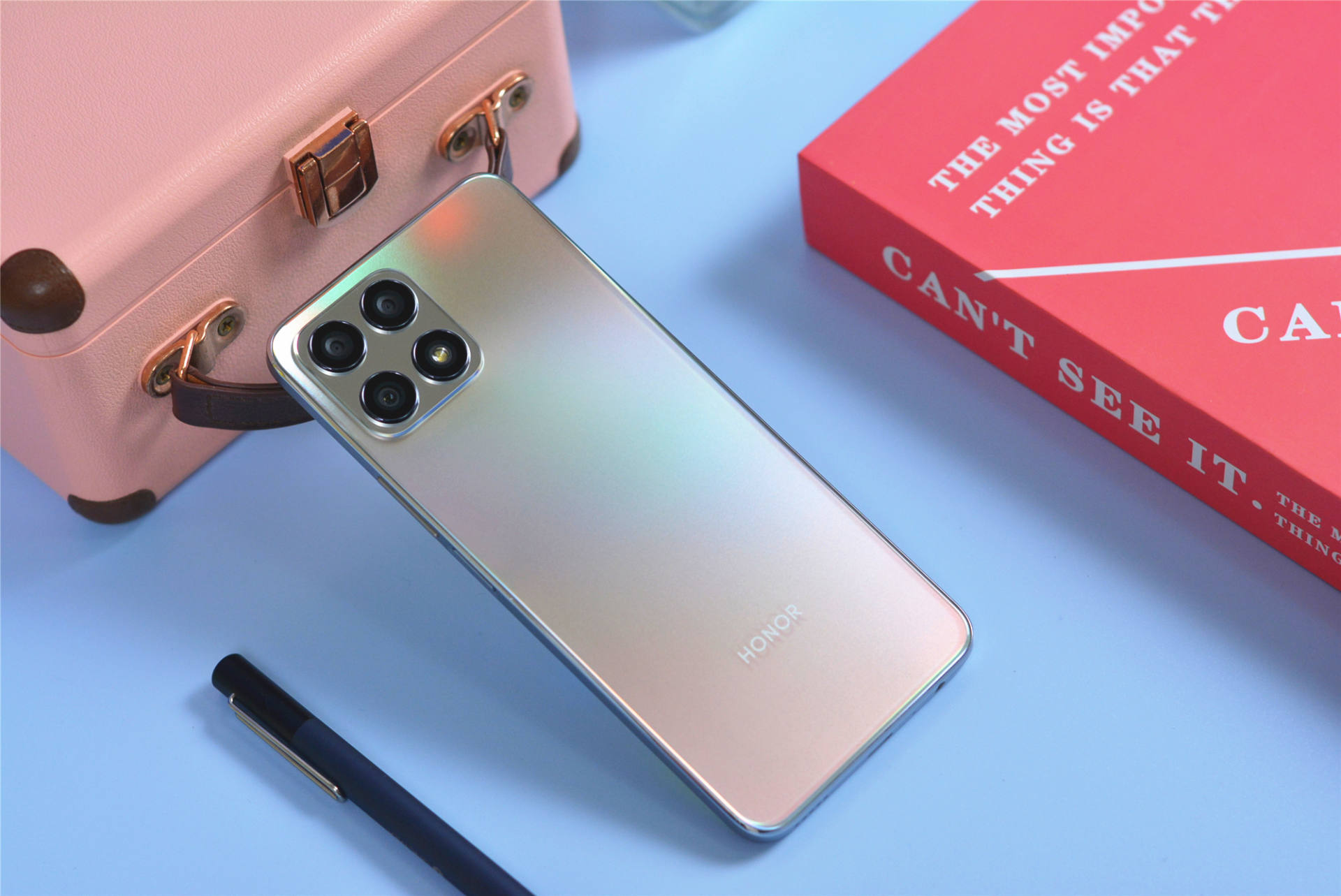 其给我最大的感受就是有点像旗舰机,它颜值很漂亮,手感很好,手机正面