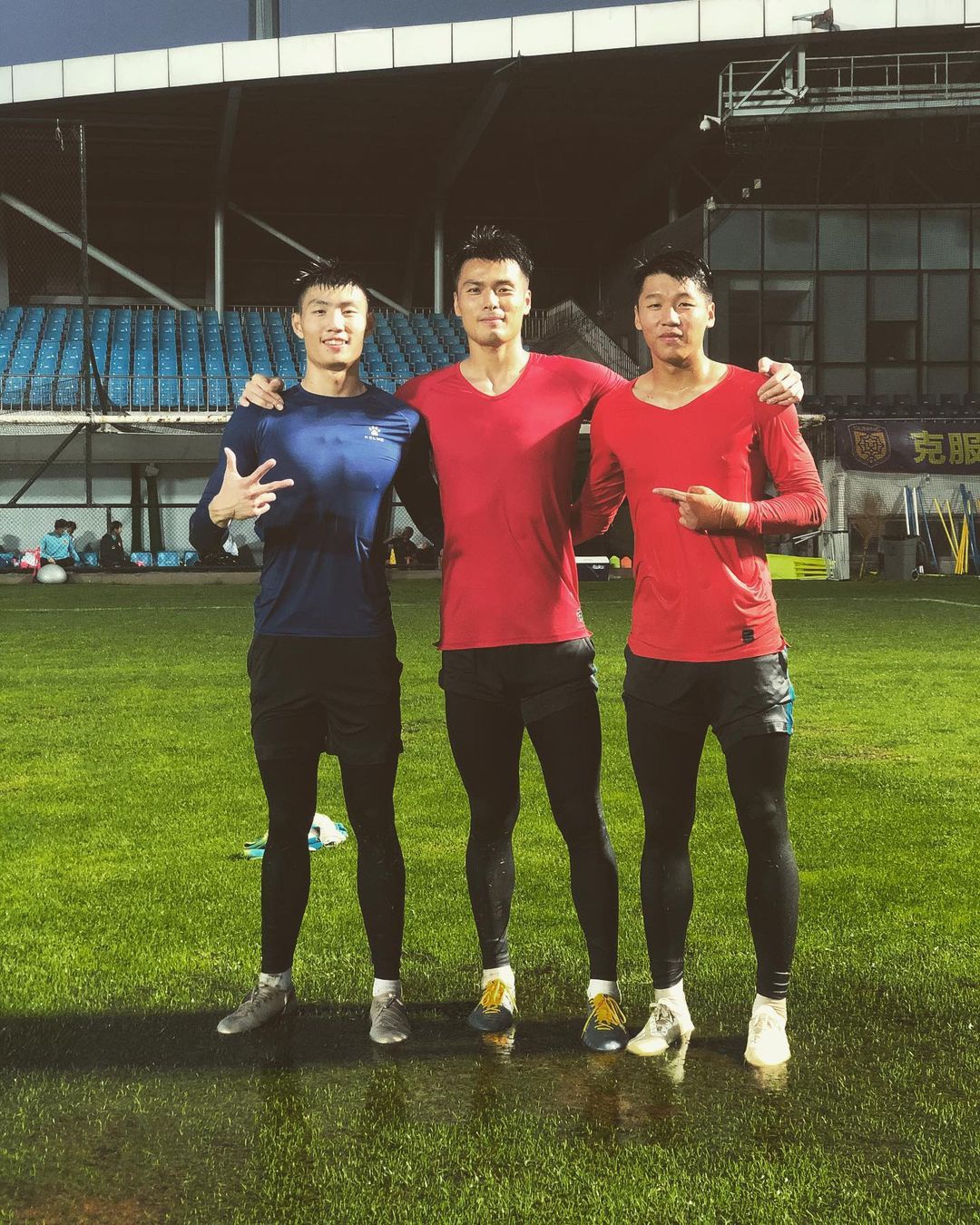 也曾经是中超最佳门将的有力竞争者,江苏苏宁守门员顾超,在俱乐部训练