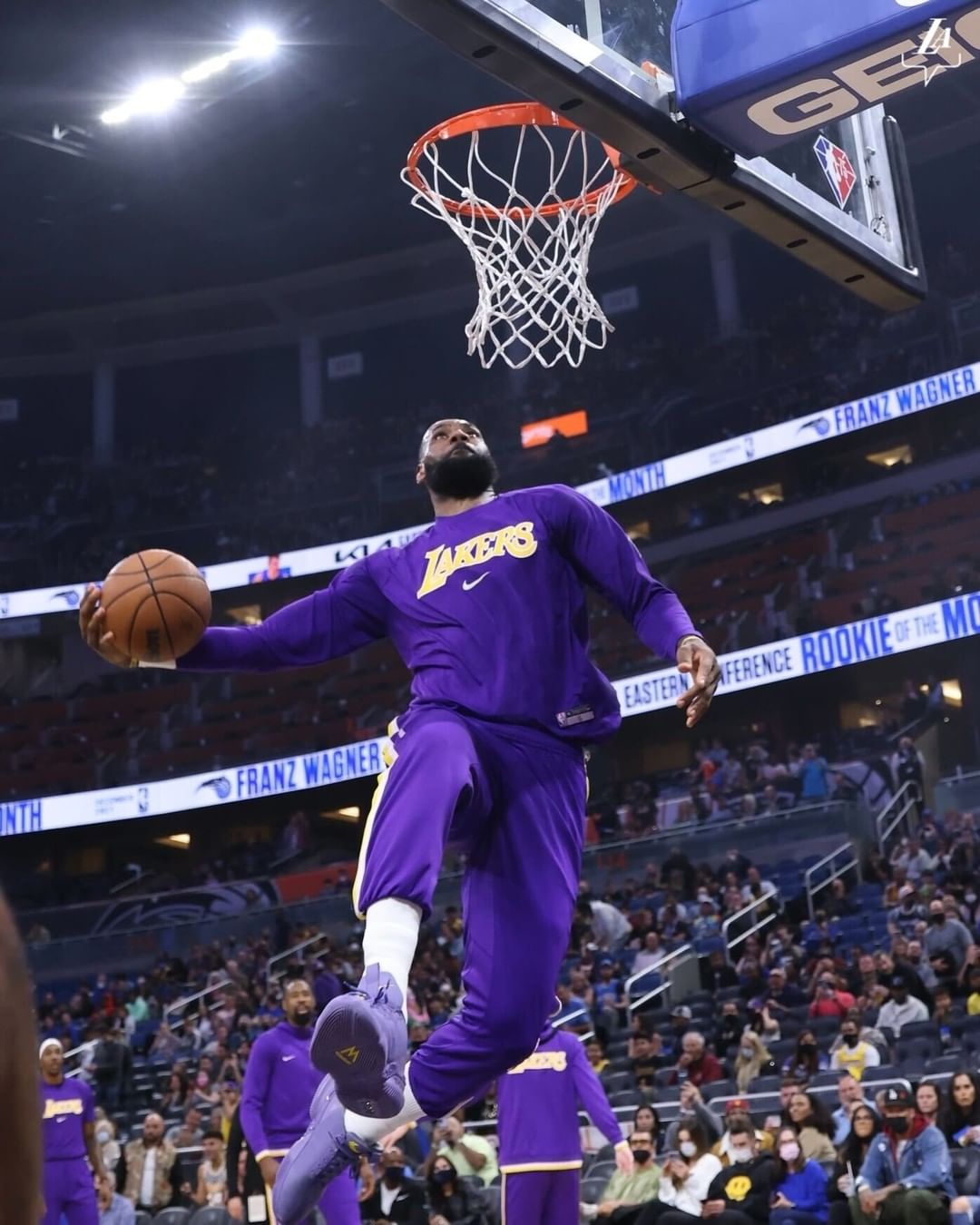 37岁詹皇晒出胯下扣篮视频他坚信自己应和乔丹布雷迪相提并论