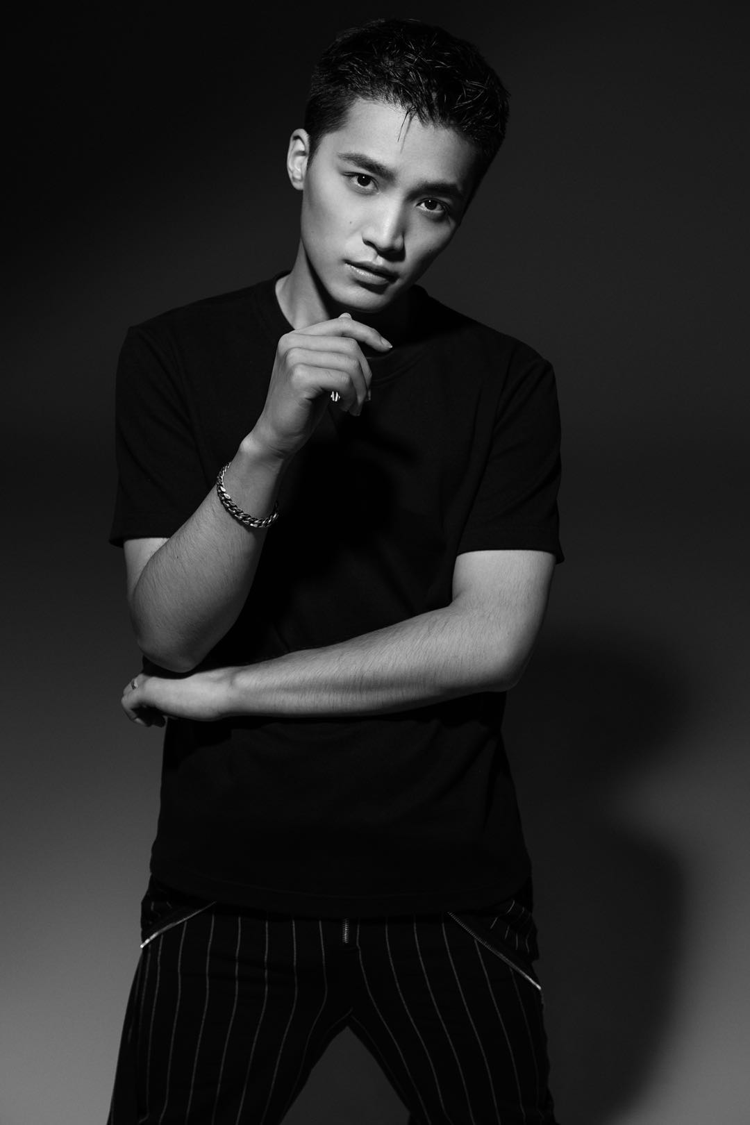 梁霆炜黑白写真大片来袭时尚造型凸显硬汉本质