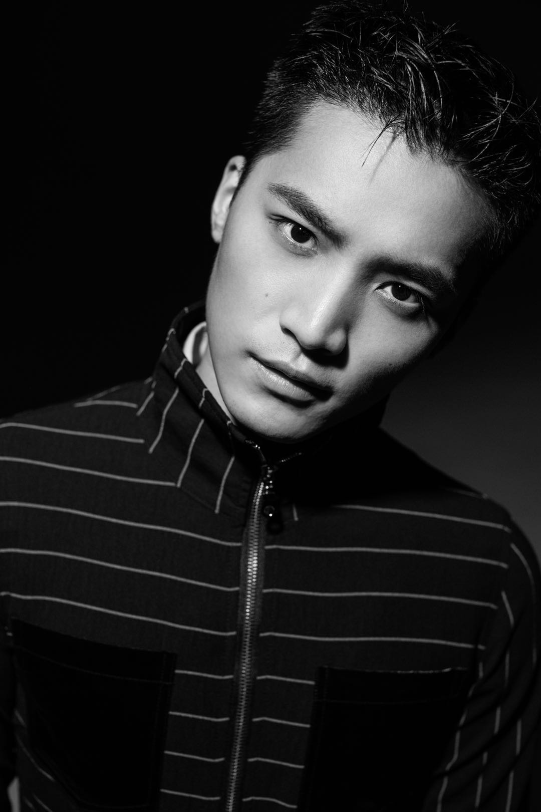 梁霆炜黑白写真大片来袭 时尚造型凸显硬汉本质