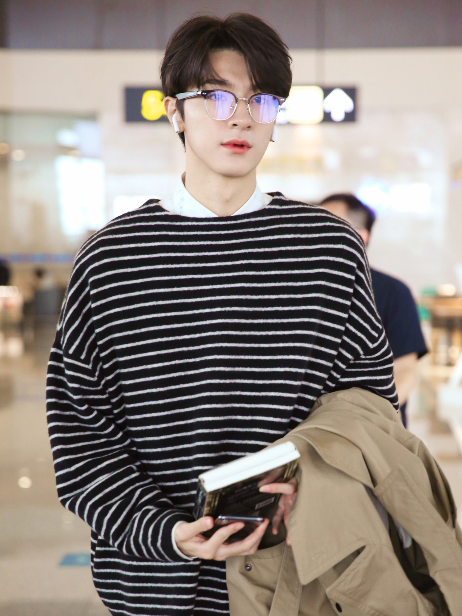 187cm林一风衣搭配眼镜韩剧男主角既视感