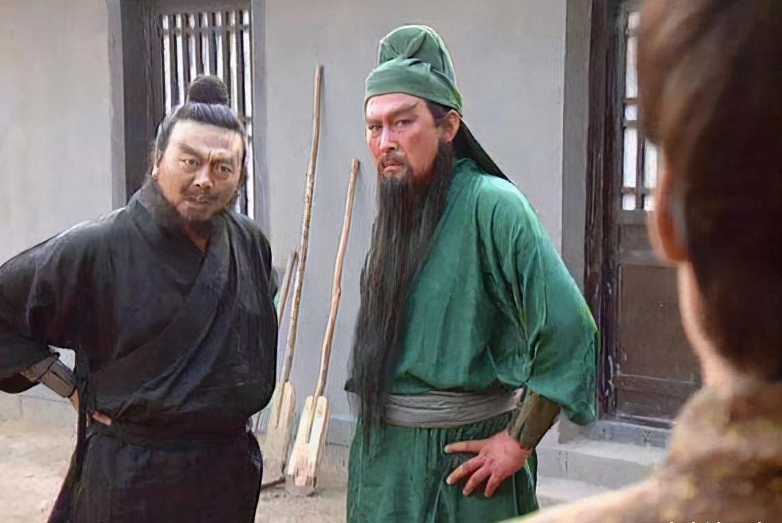 而且手握兵权镇守荆州,军师诸葛亮还要对他忌惮三分,可见关羽的权力和