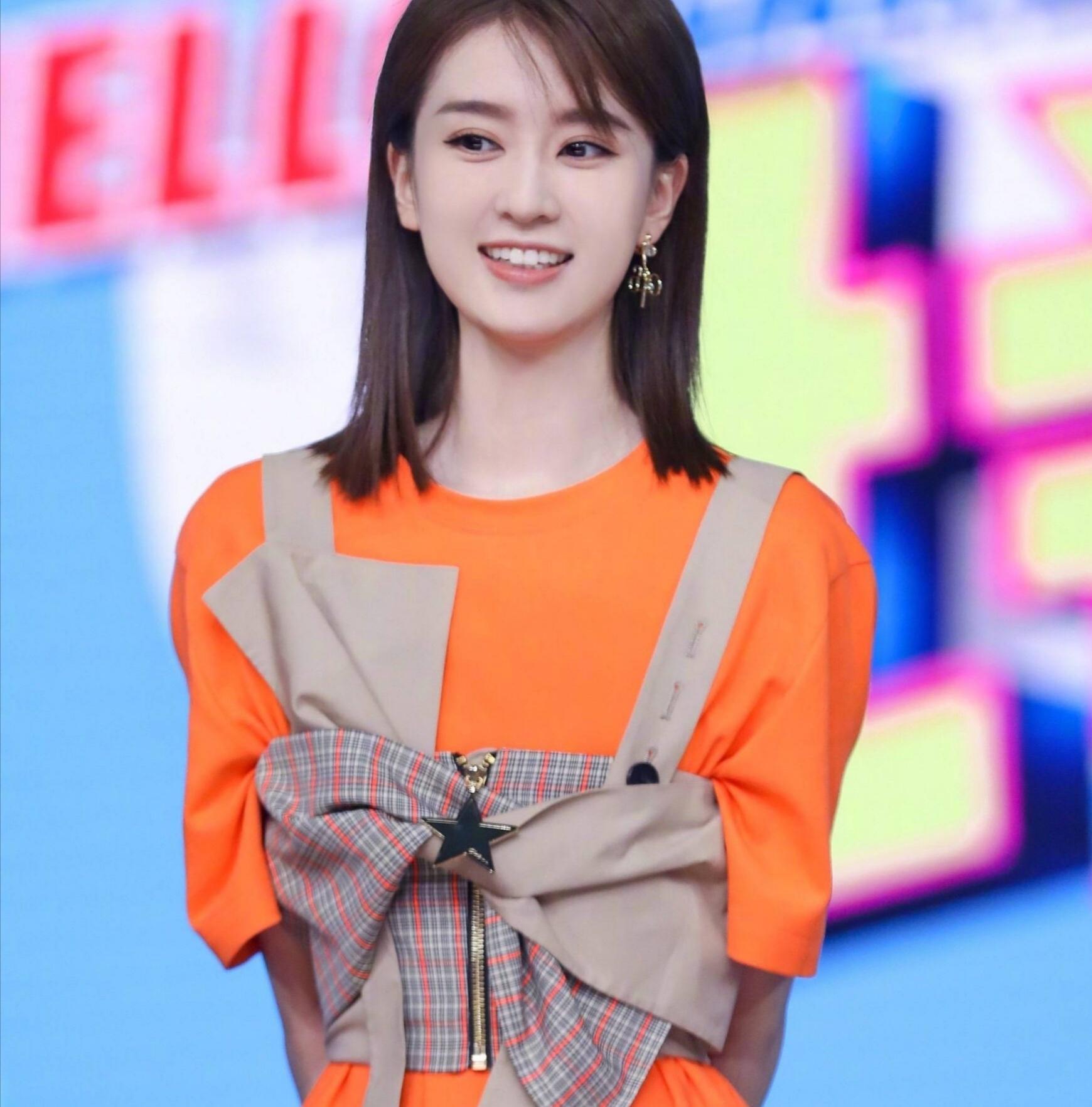 乔欣豪宅晒大长腿黄色套装配亮片发卡白富美大妞美得认不出来