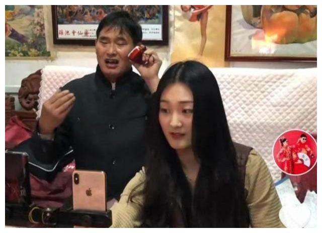 朱之文儿子儿媳直播带货翻车，全程做背景墙，隔着屏幕都感到尴尬__财经头条