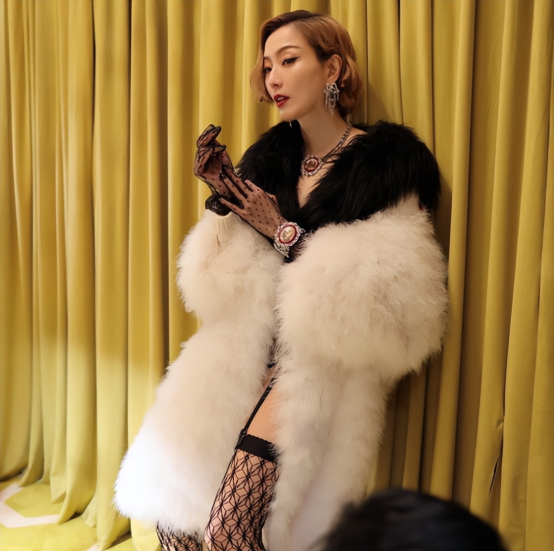 49岁郑秀文热舞太撩人三角裤外穿超大胆手臂侧腰满是细密纹身