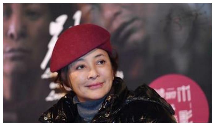 她曾扬言不嫁中国人,嫁3个老外都遭到抛弃,如今57岁仍单身一人