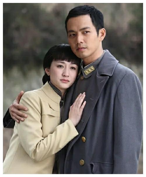 李小冉钟汉良再度合作,挽手合照男方浓密黑发抢镜,两人颜值在线|李小