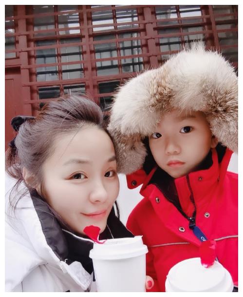 如今已经39岁的榕榕,她把更多的精力都放在了家庭上,因此很少有新作品