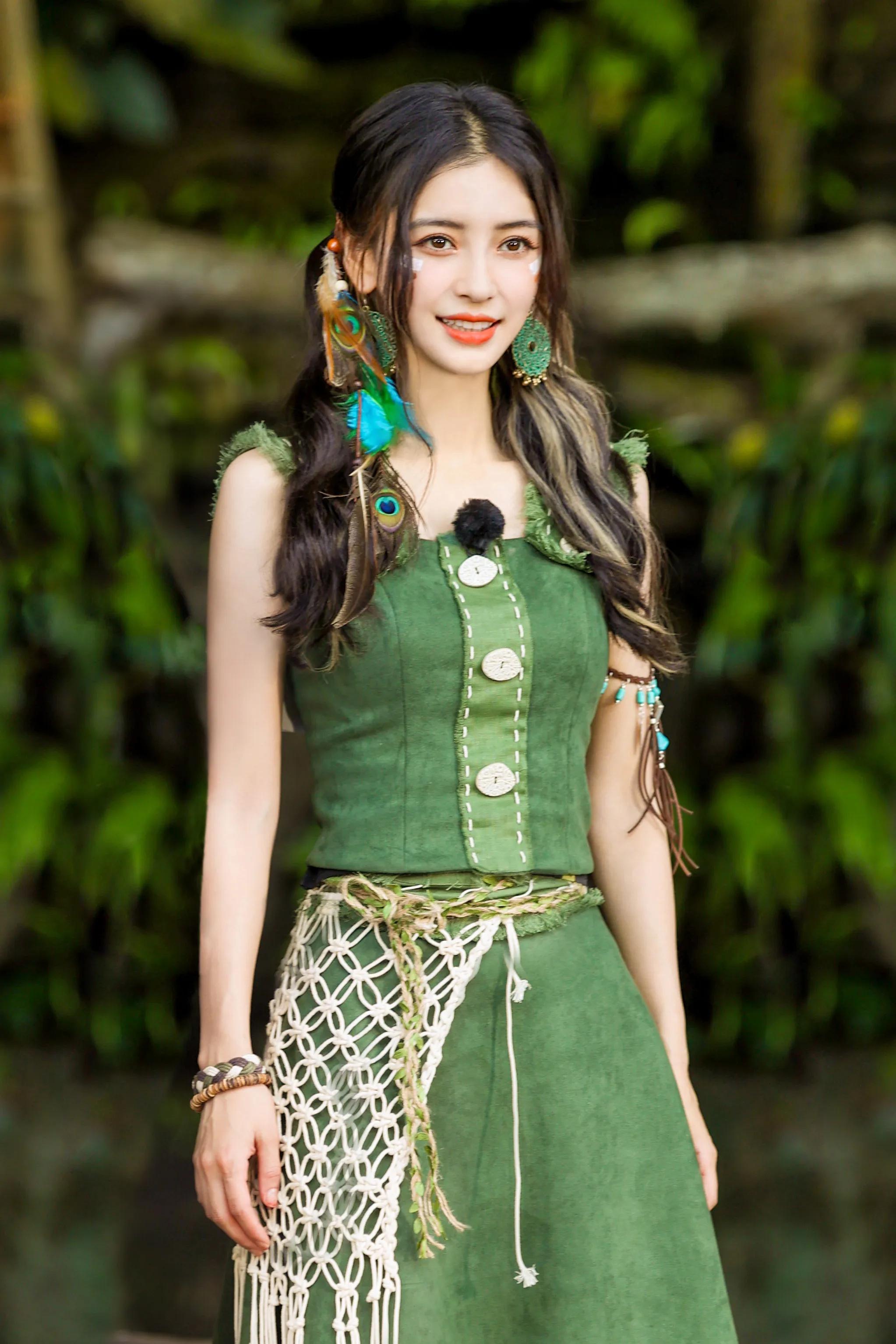 杨颖一身绿色好亮眼,令人遐想无限