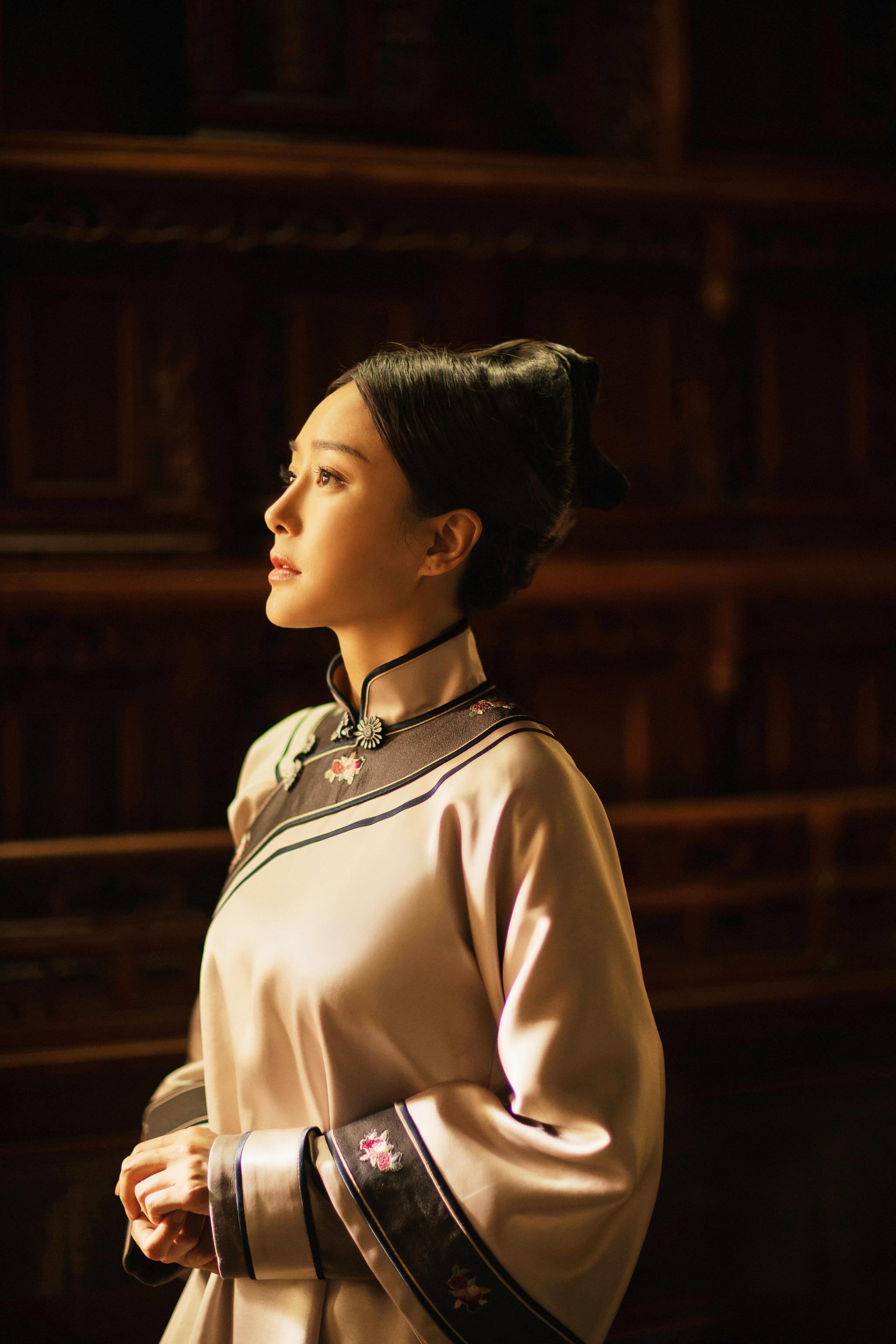 40岁秦岚追星周冬雨,称她演的电影都会买票看,说话句句显情商!