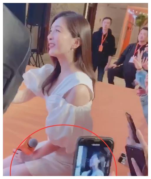 跪下了,一点儿也没有发生什么意外,整体的动作还是非常淑女的,江疏影