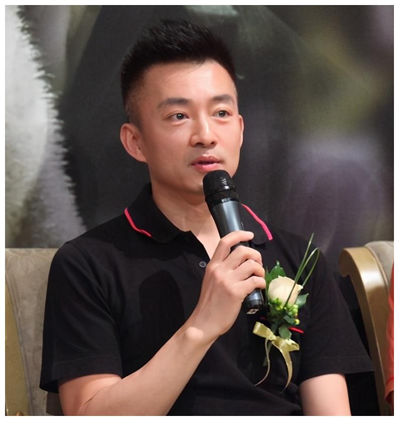 51岁亚宁近照曝光曾被称最帅主持今头发花白皱纹如沟