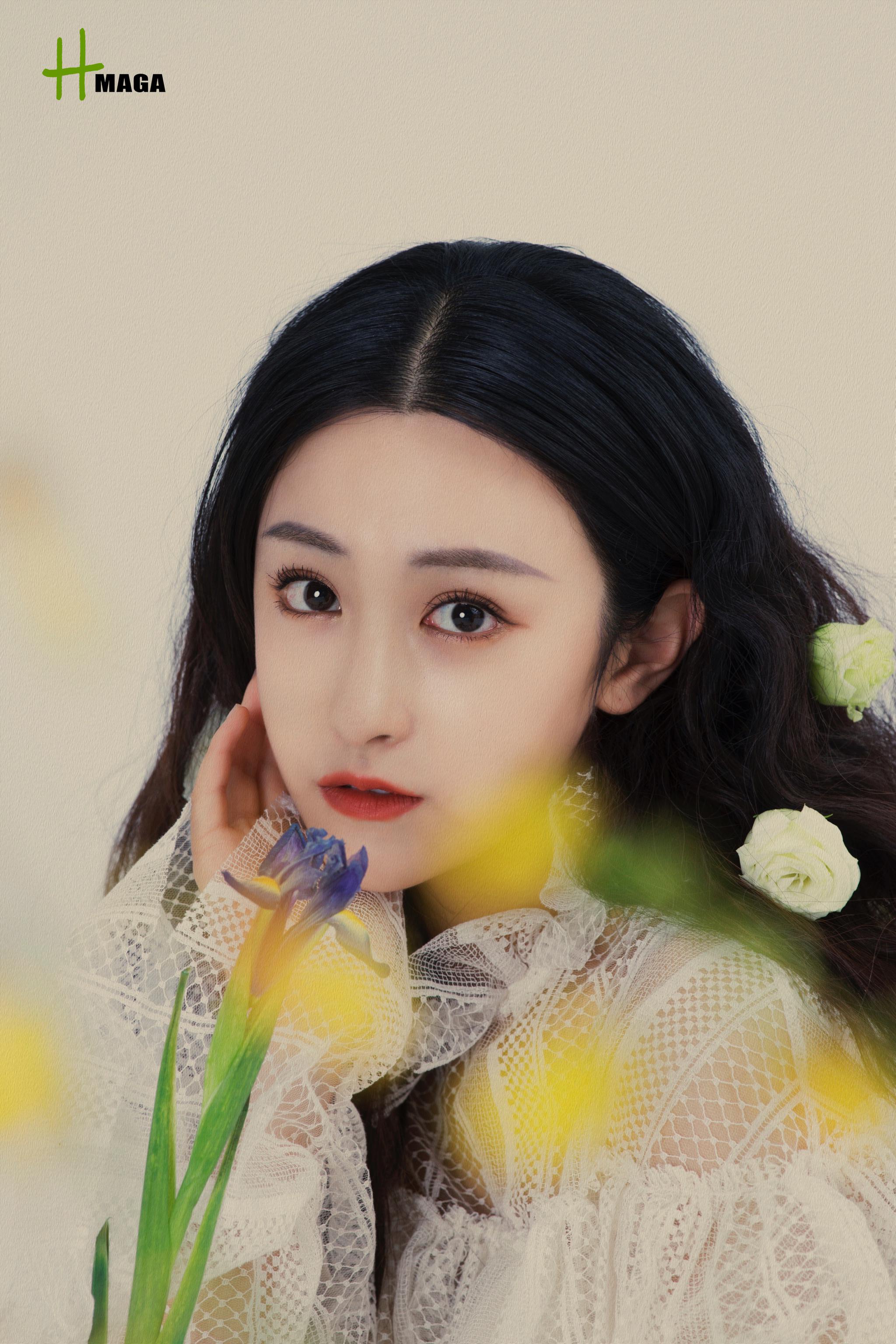 朱圣祎又一新作杀青 镂空白裙大片曝光气质优雅|朱