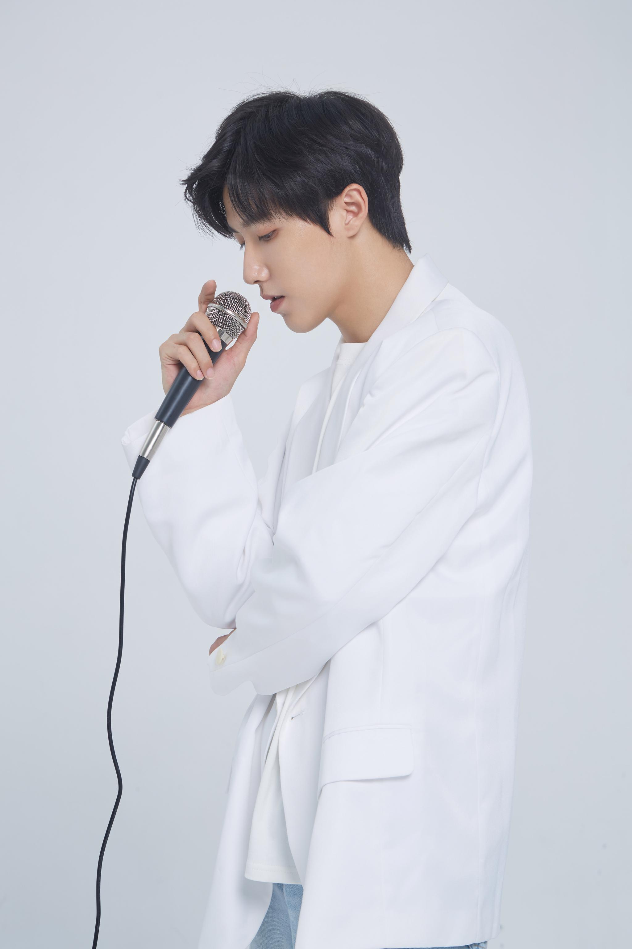 歌手贾征宇回归?眸若清泉纯白西装yyds