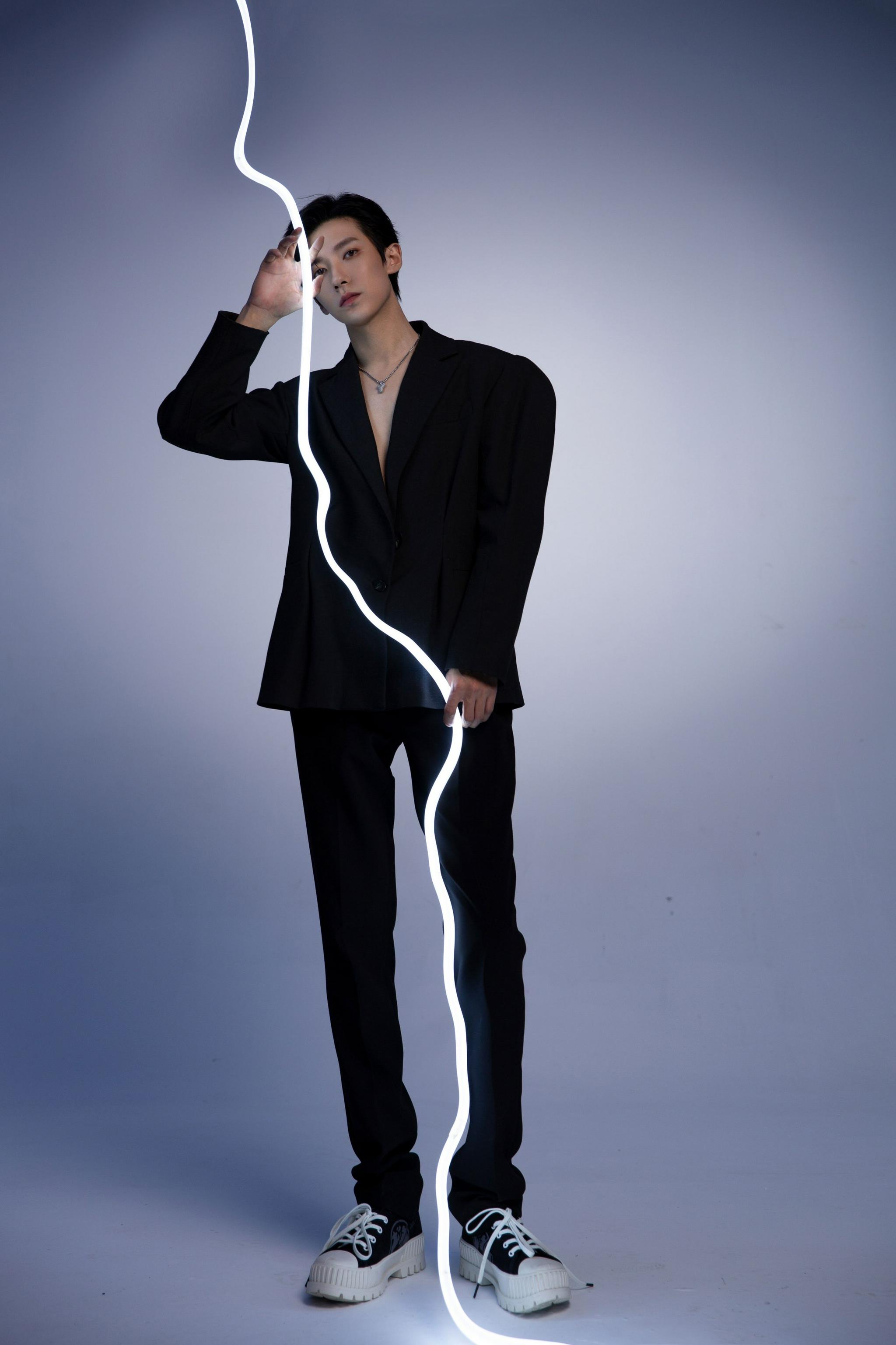 贾征宇allblack写真释出真空西装造型氛围感十足