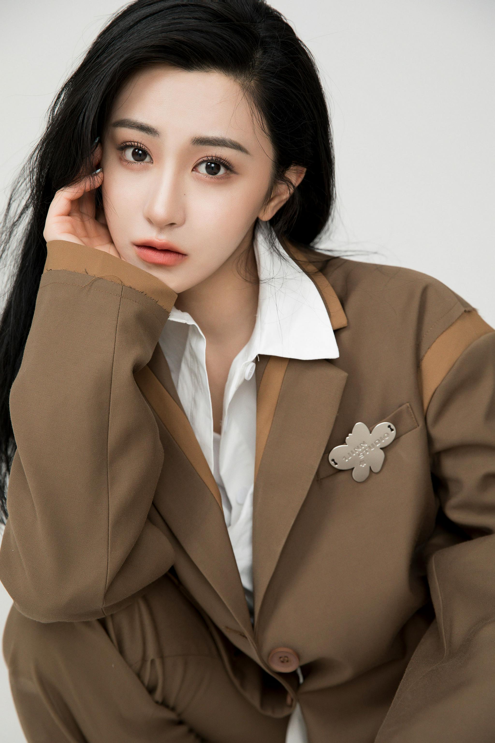 如今,朱圣祎的电影《剑侠情缘之神州异闻录》,《夸