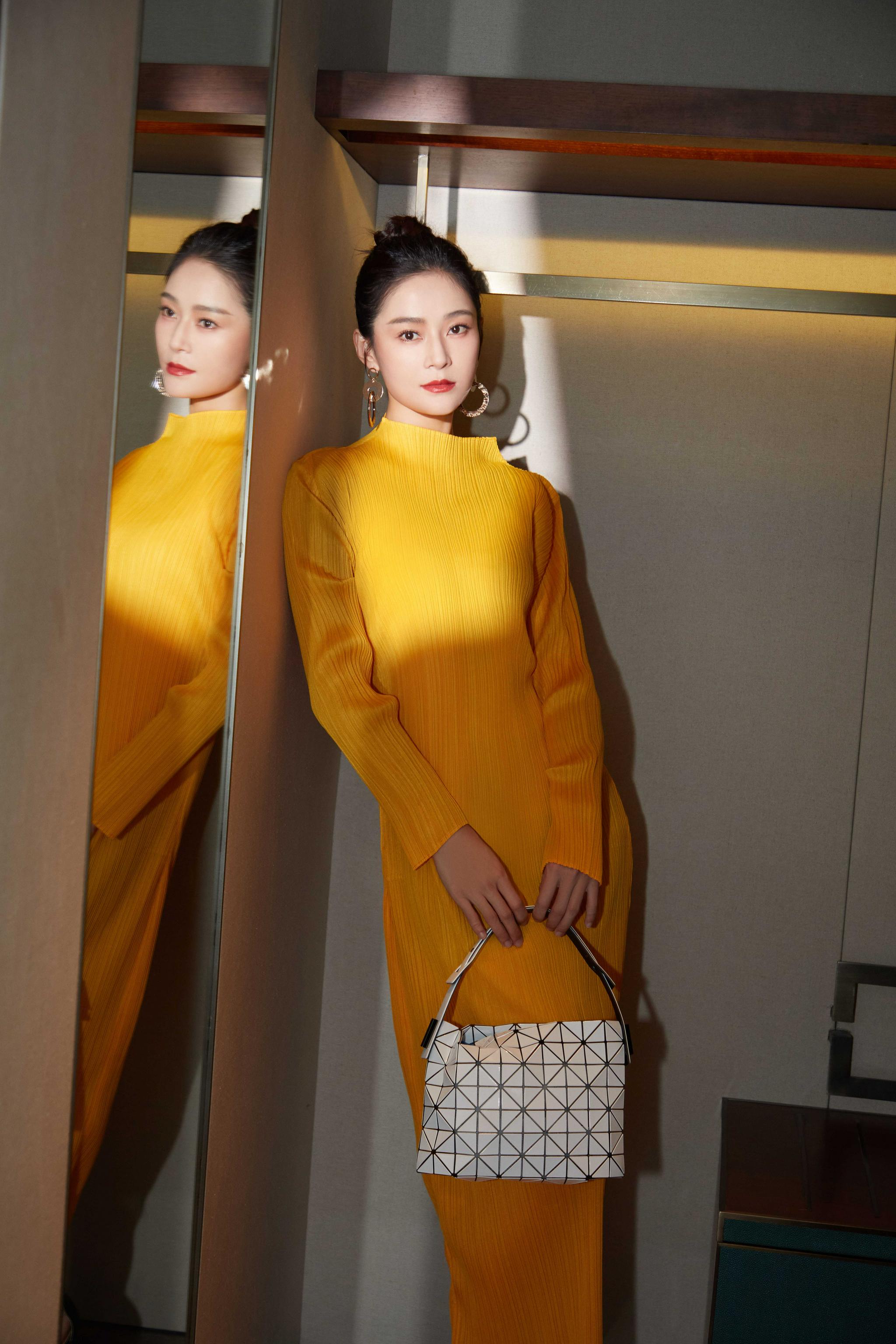 王媛可出席三宅一生开幕活动身穿连衣裙秀曼妙身姿