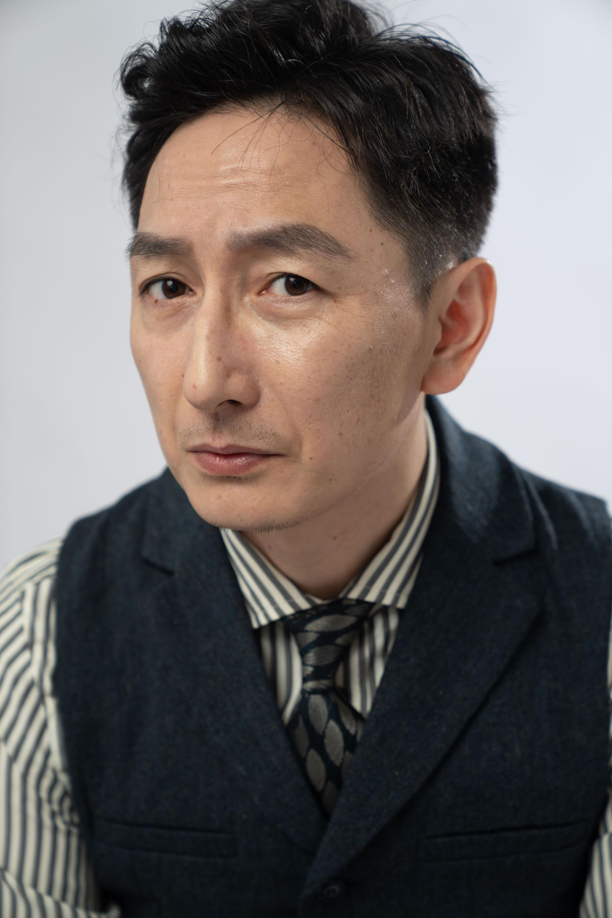 蒋中炜曝光复古西装写真 已到横店进组新剧|蒋中炜