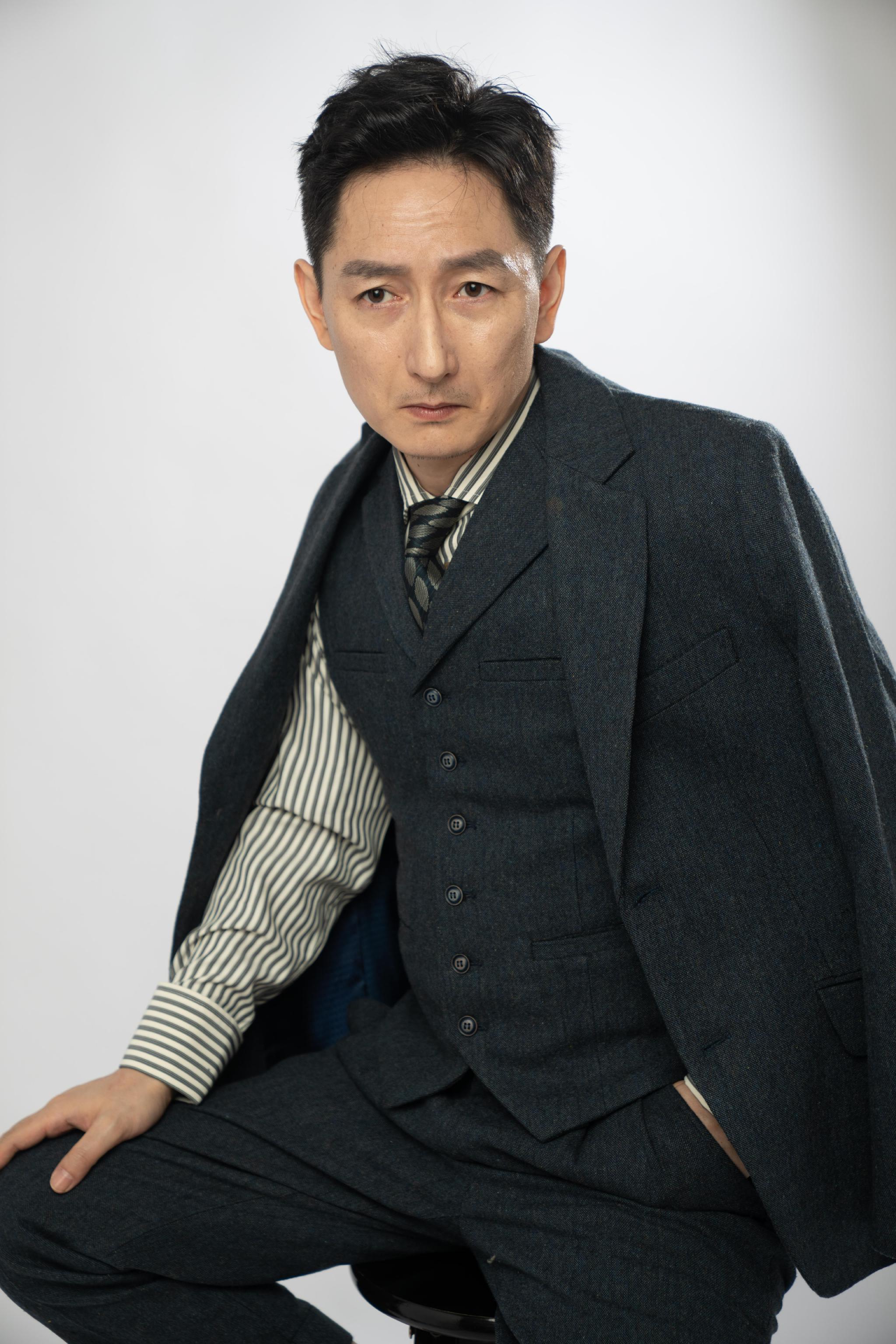 蒋中炜曝光复古西装写真 已到横店进组新剧|蒋中炜