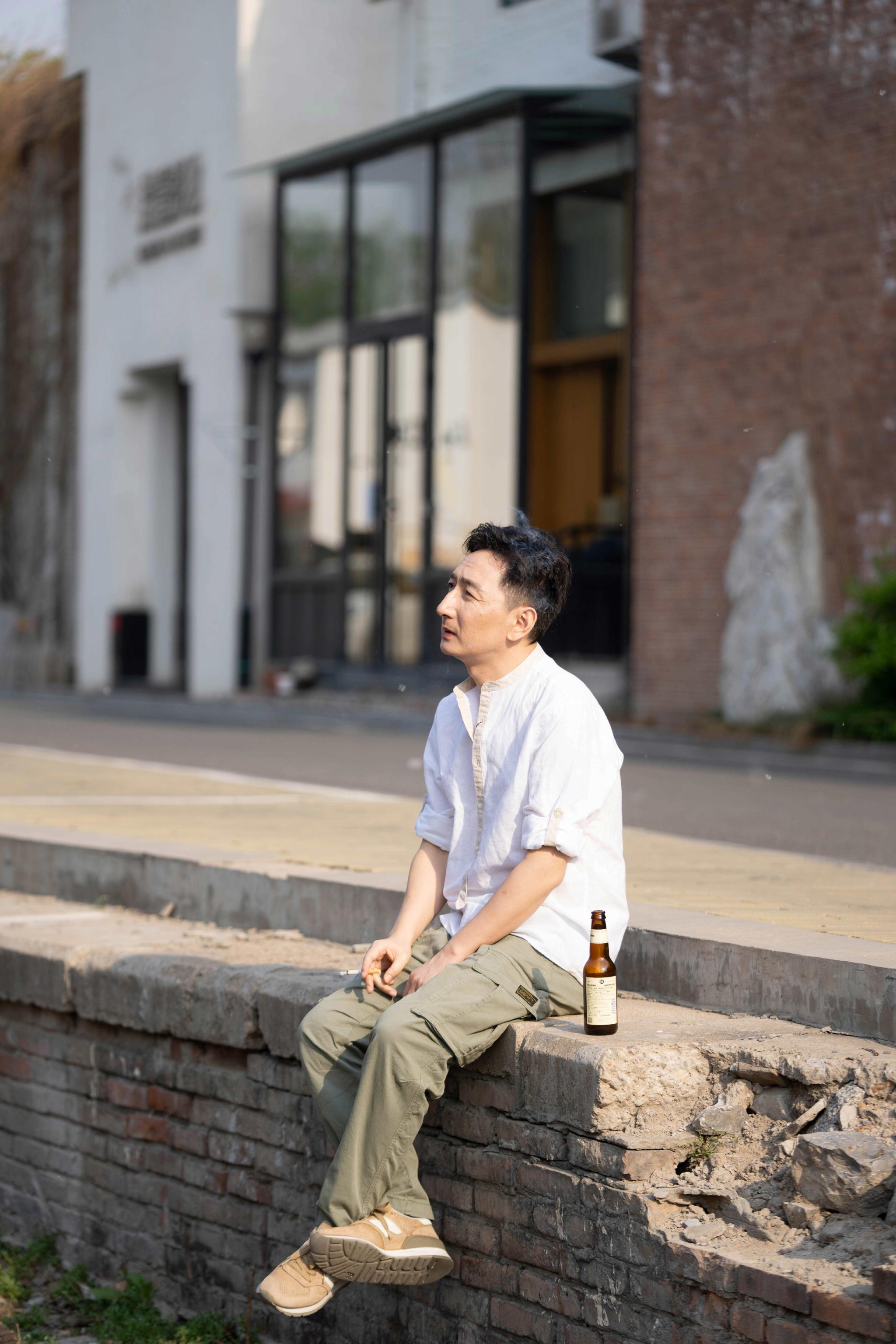 近日,演员蒋中炜一组随拍写真发布,一身休闲装扮,漫