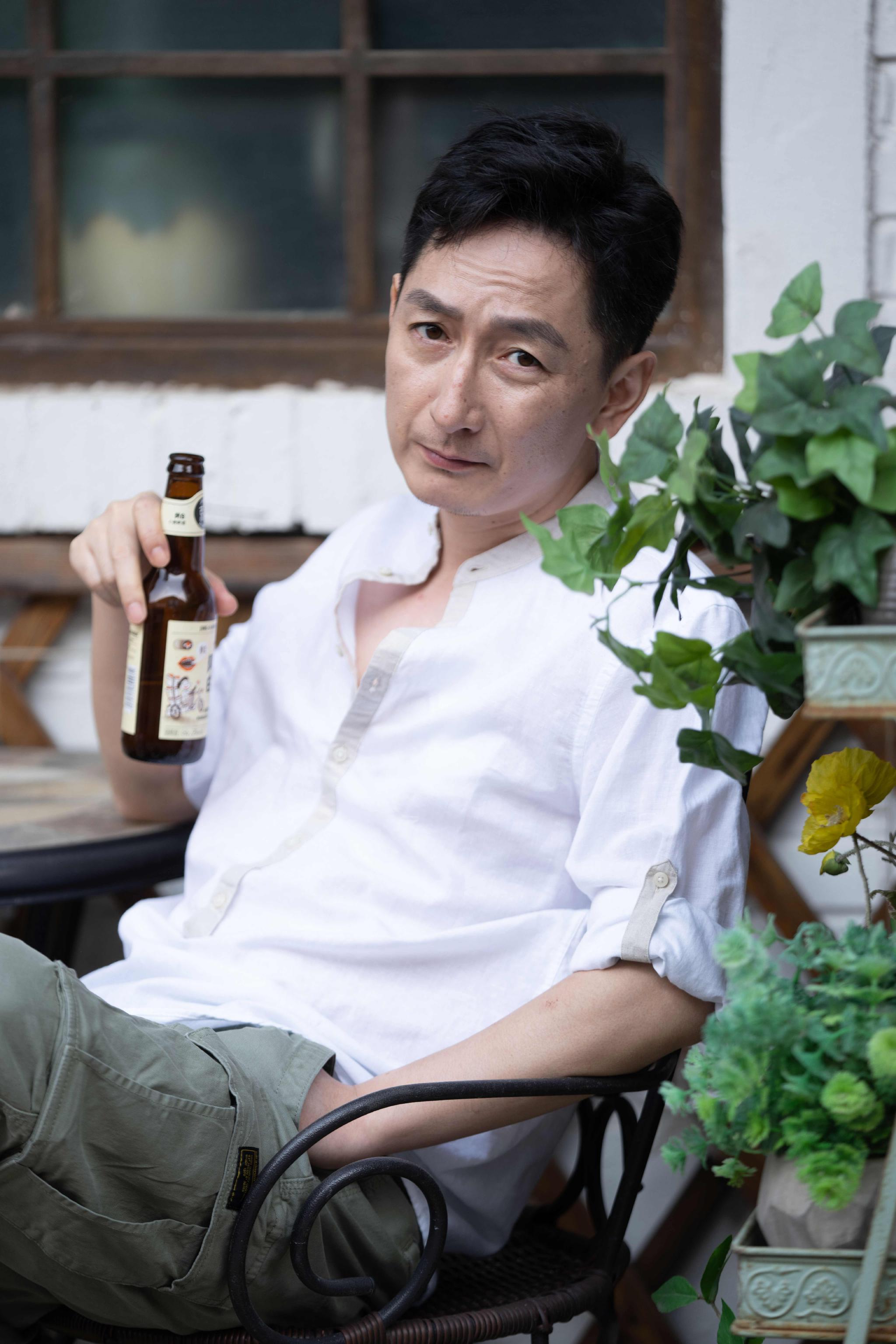 近日,演员蒋中炜一组随拍写真发布,一身休闲装扮