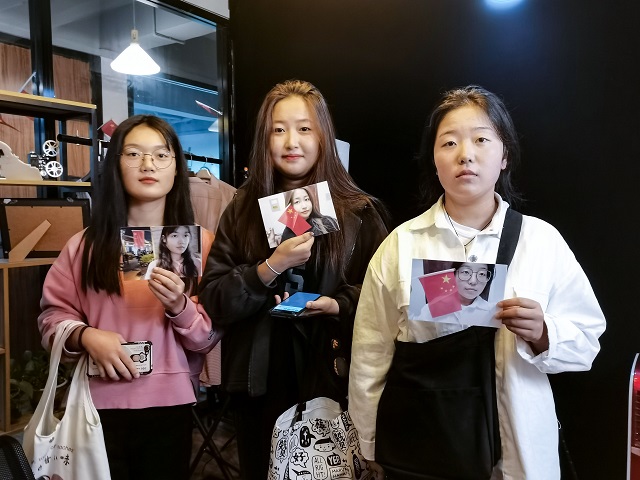 燃起来了，来看信院中国红 —青春季微拍第11期之我与国旗合个影休闲区蓝鸢梦想 - Www.slyday.coM