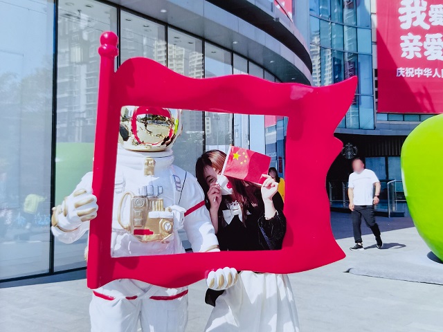 燃起来了，来看信院中国红 —青春季微拍第11期之我与国旗合个影休闲区蓝鸢梦想 - Www.slyday.coM