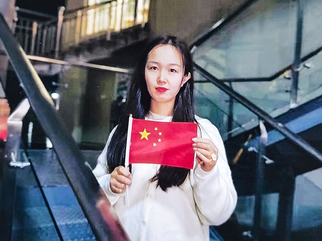 燃起来了，来看信院中国红 —青春季微拍第11期之我与国旗合个影休闲区蓝鸢梦想 - Www.slyday.coM