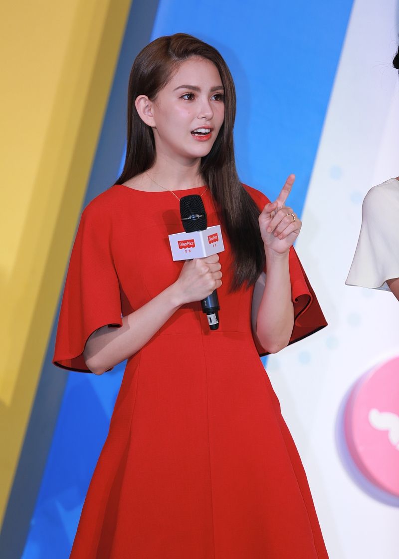 周杰伦爱妻昆凌出席活动,一身红裙光彩四射