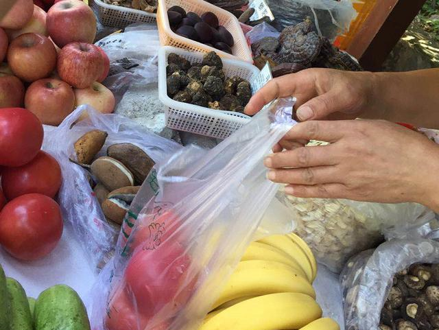 武当山脚下10元买一兜水果以为占了大便宜网友也是脑残