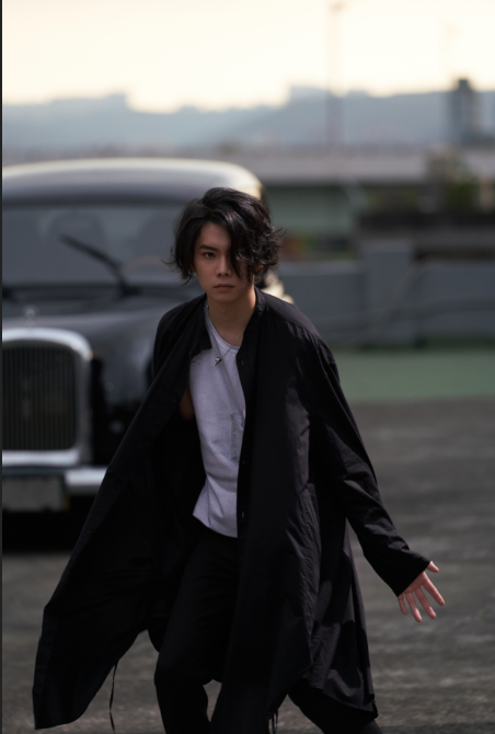 「纯日动静型男」杨宇腾首支单曲〈follow〉献出舞蹈