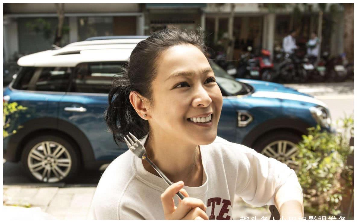 49岁"奶茶"刘若英近照,素颜出镜老态尽显,发量稀少令人担忧