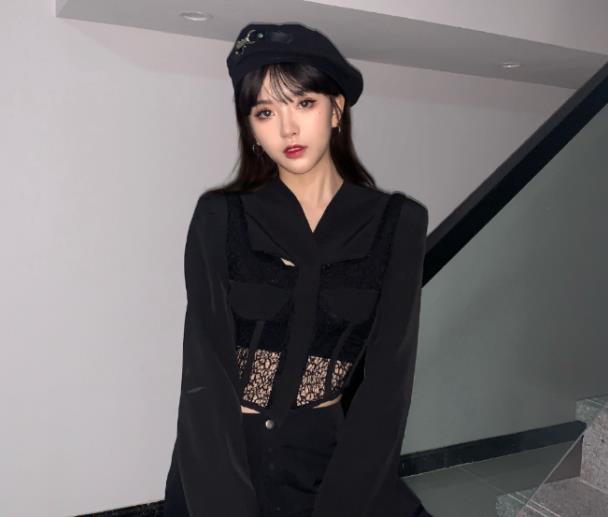 彭十六不愧是小腰精穿黑蕾丝秀小蛮腰难怪粉丝那么多