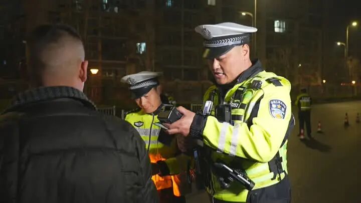 男子喜提玛莎拉蒂，当晚因太高兴酒驾，被当场拦截