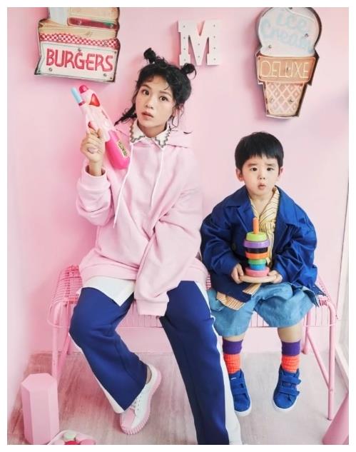 黄英和儿子拍大片,儿子越长越帅,十足的小正太而从短视频里,黄英也拍