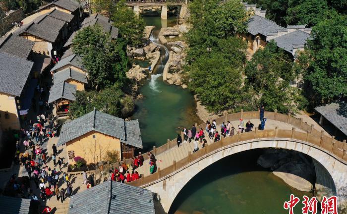 金秋重阳航拍江西上饶望仙峡谷游客如织