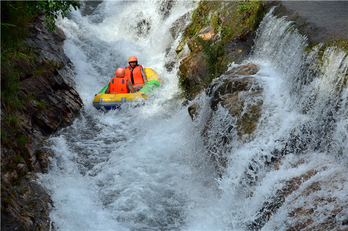 在清远玄真漂流景区遭遇翻艇, 那种刺激感觉如同水里蹦极