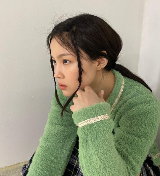 韩国女歌手李夏怡sns发照秀清纯动人美貌