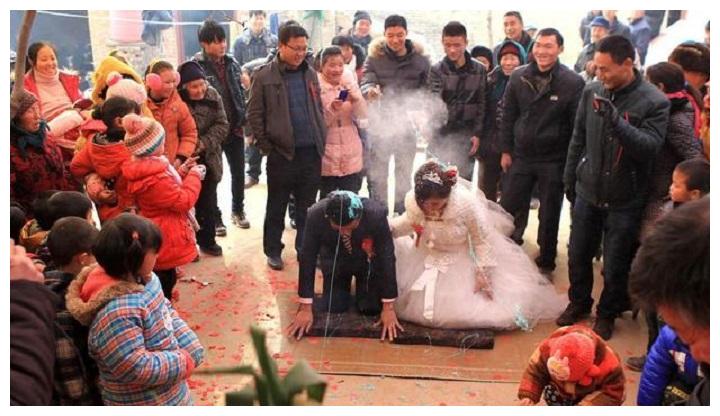 新郎接亲遇刁难,转身迎娶替补女,新娘大闹婚礼现场!休闲区蓝鸢梦想 - Www.slyday.coM 新郎接亲遇刁难,转身迎娶替补女,新娘大闹婚礼现场!休闲区蓝鸢梦想 - Www.slyday.coM