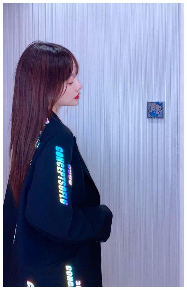 李小璐公开多张露腰美照,秀出超长肚脐,侧面看下巴有点不自然