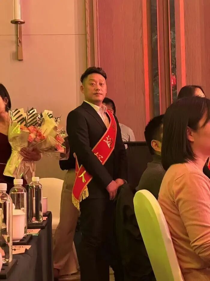 “路虎大哥”一脚油门撞翻持刀男子被认定为见义勇为，当事人回应