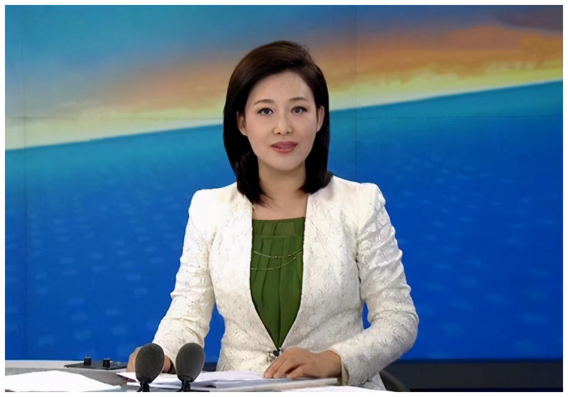 新闻联播又迎新主播郑丽首秀成最佳温柔大气堪比欧阳夏丹