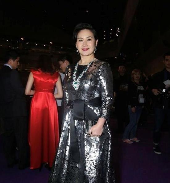 何超琼气质超群又贵气穿刺绣蛋糕裙配短发丰腴大气太抓眼球了