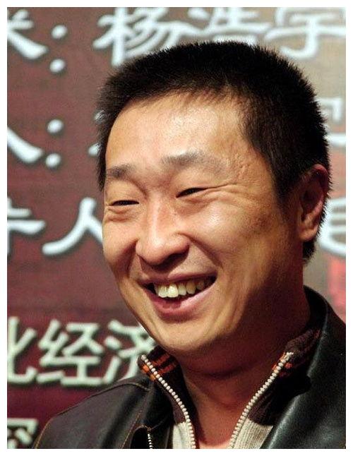 小眼睛,长脸,林永健的长相在圈子里不占什么优势,跟帅哥美男也是一点