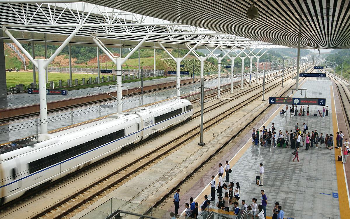 这条高铁将湖南,广东贯通,沿途站点有点多,足足有9个
