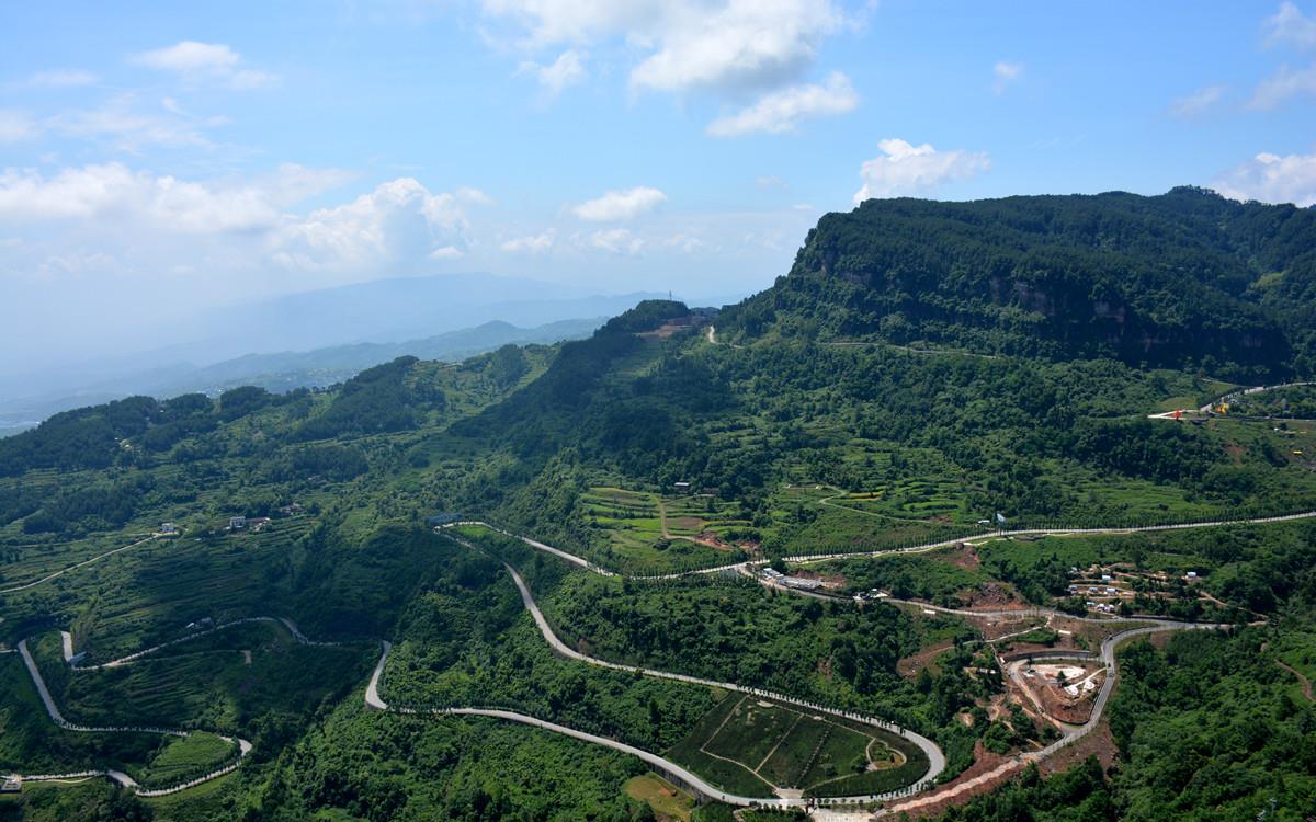 重庆很受欢迎的一座山,是巴渝十二景之一,有"川东小峨眉"之称